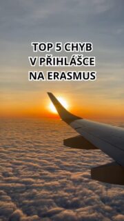 Dělá je víc lidí, než si myslíte… 👀
a často úplně zbytečně!

1️⃣ Špatně seřazené školy
Studenti si dávají do přihlášky školy, kam vlastně jet nechtějí – nebo na které nemají reálně finance – a neseřadí je podle skutečných preferencí.

2️⃣ Přihláška na poslední chvíli
Deadliny nejsou orientační. Když to necháte na konec, můžete ji nestihnout podat vůbec.

3️⃣ Nesedící jazykový certifikát
Často si studenti nezkontrolují, zda jejich certifikát odpovídá požadavkům škol - není platný, nemají dost bodů... místo bilingvní maturity nahrávají běžnou maturitu atp.

4️⃣ Málo kreditových poukázek
Spousta studentů si neověří, zda jim zbývá dostatek kreditových poukázek na to, aby vůbec mohli jet.

5️⃣ Přihláška, která nikdy nevznikla
Asi největší fail je nepodat přihlášku vůbec, buď ze strachu nebo že si studenti nepřečtou harmonogram a prošvihnou tak hlavní přihláškové kolo... no a probudí se až pár měsíců po.

👉 Uložte si tenhle reel, ať tyhle chyby neopakujete.

✈️Přihlášky se otevírají už za týden 16.2.2026 💙

#exchangeyourlife #vsecz #vsestudyabroad #Erasmus