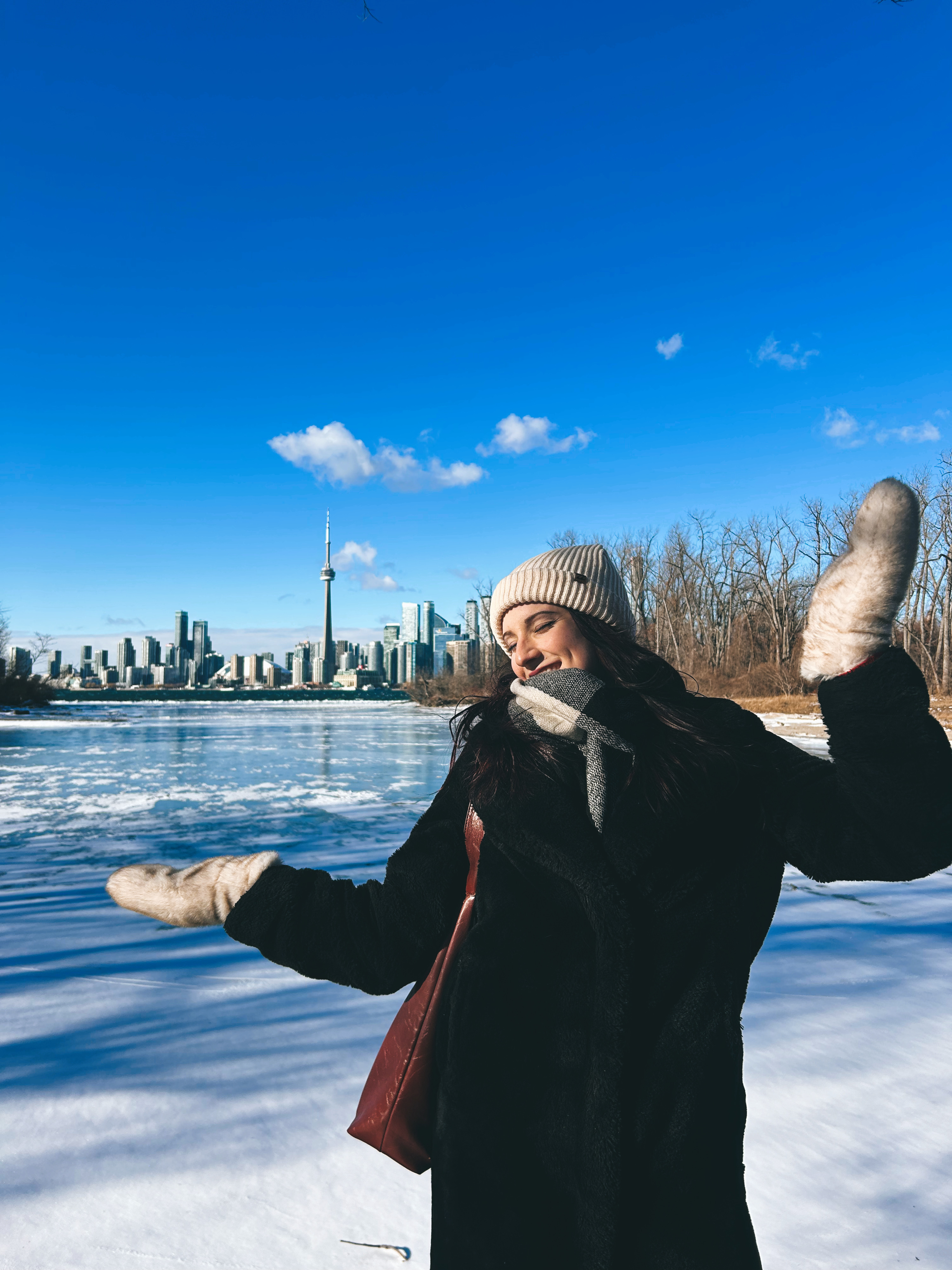 Hello from Canada! 🇨🇦

@michaelakolaru is taking over our stories tomorrow to share her exchange experience at @smithbusiness - Smith School of Business, Queen’s University. ✈️

Get a glimpse of student life in Canada, the Queen’s campus and what it’s like to spend a semester abroad in Kingston. 🍁

Follow Michaela’s #takeover in our stories tomorrow!

#VSEStudyAbroad #StudyAbroad #StudentExchange #ExchangeLife #Canada #QueensUniversity